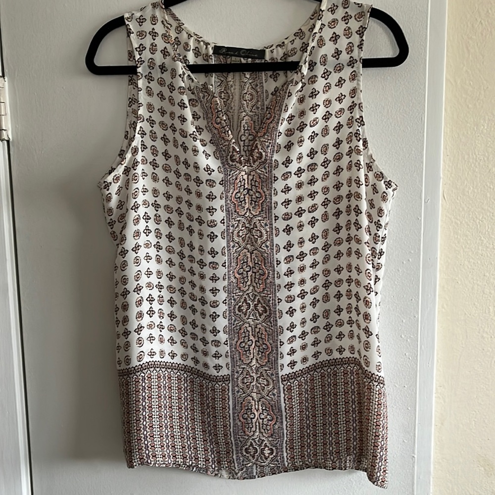 Very attractive Sleeveless summer top. Beige print. Size L.
